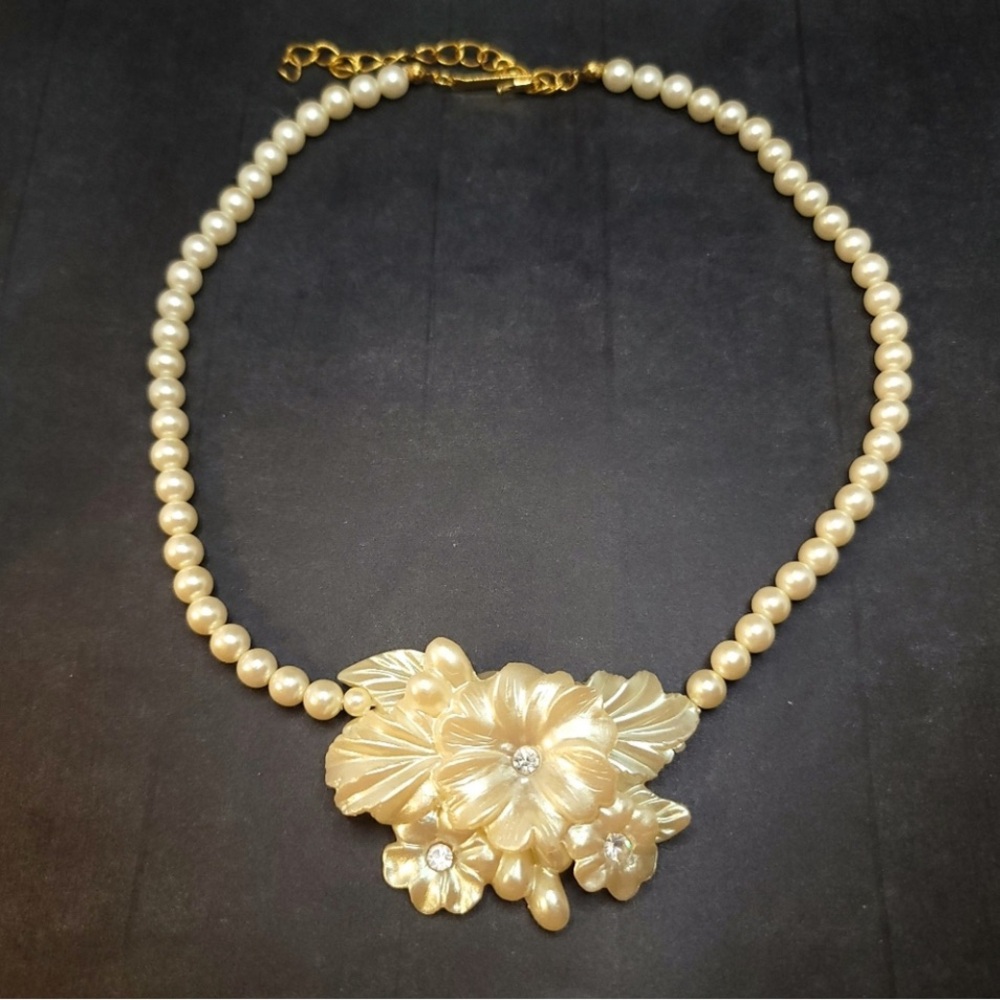 Vintage Frosted Petal Pearl & Rhinestone Flower Necklace Avon